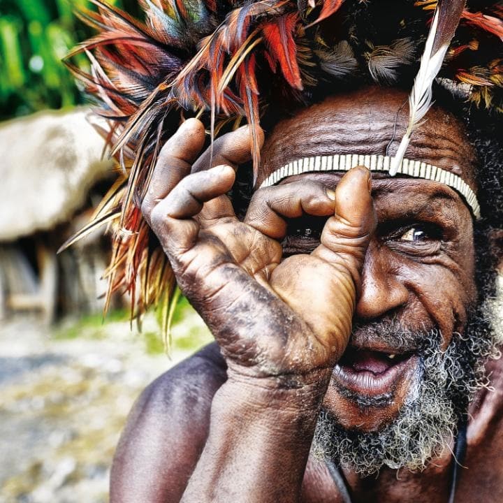 Một người đàn ông thuộc bộ tộc Dani ở Tây Papua dưới ống kính của Magda Zelewska. Chuỗi ảnh về những  bộ tộc trên thế giới đăng tải trên Telegraph giúp các độc giả hiểu biết thêm về những cộng đồng này.